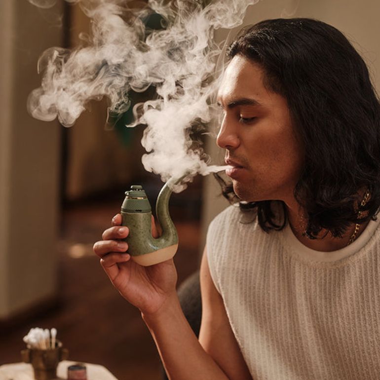 Puffco Proxy Terrapipe Matcha in Gebrauch