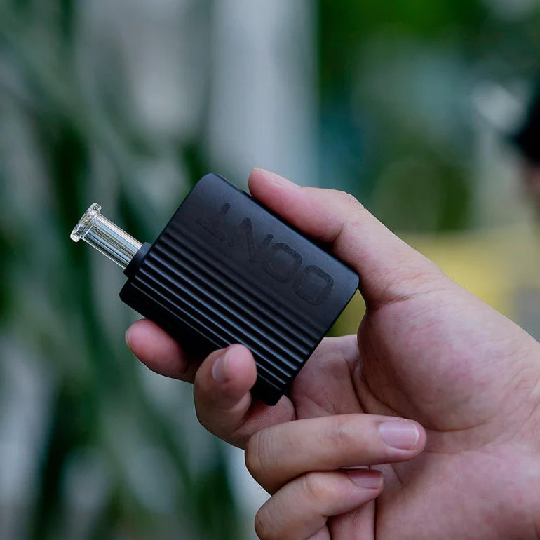 Größe des XMAX OONT Vaporizers in der Hand