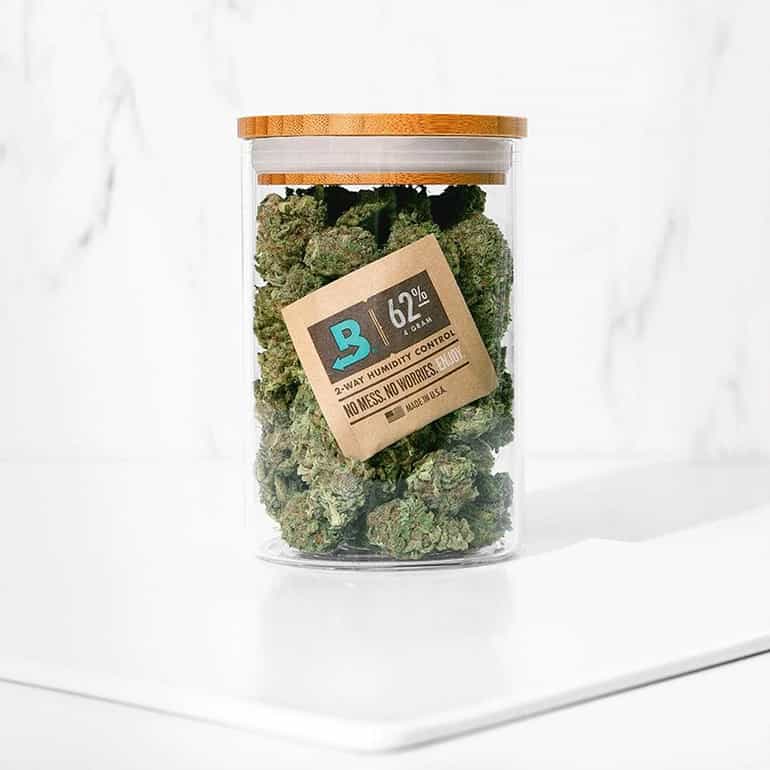 62-boveda-4-gramm-pack-uk-einzeln-verpackt-vorderseite-lebensstil