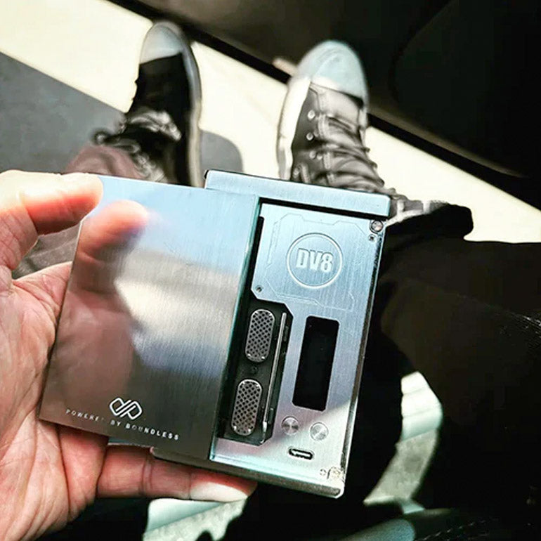 Boundless Dv8 Vaporizer in der Hand