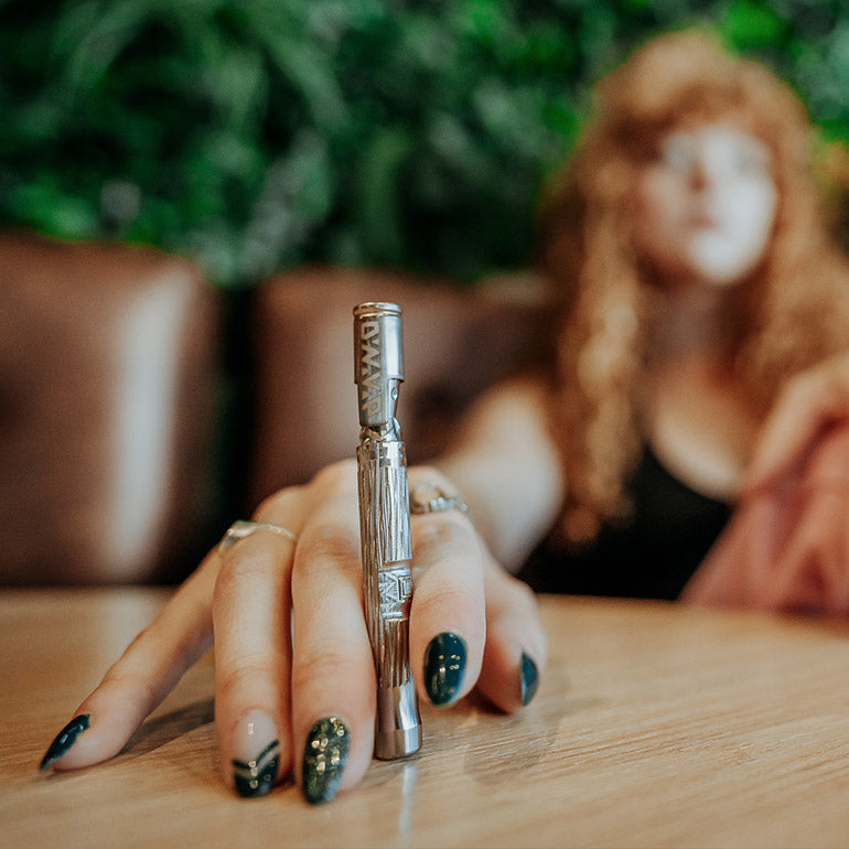 Dynavap M Plus-Größe in der Hand