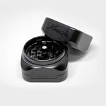Krush Kube 3 Trockenkräuter-Mühle Schwarz Offen
