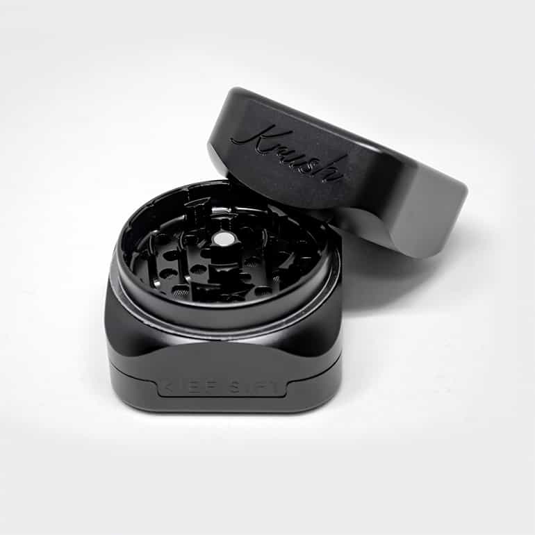 Krush Kube 3 Trockenkräuter-Mühle Schwarz Offen