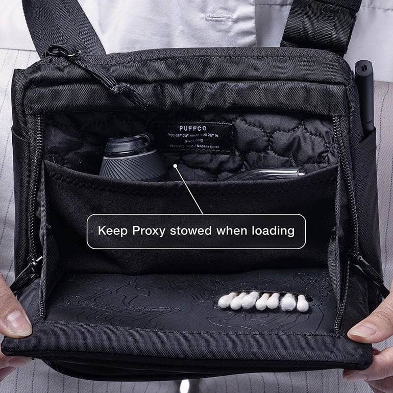 Proxy-Reisetasche wird geöffnet und geladen