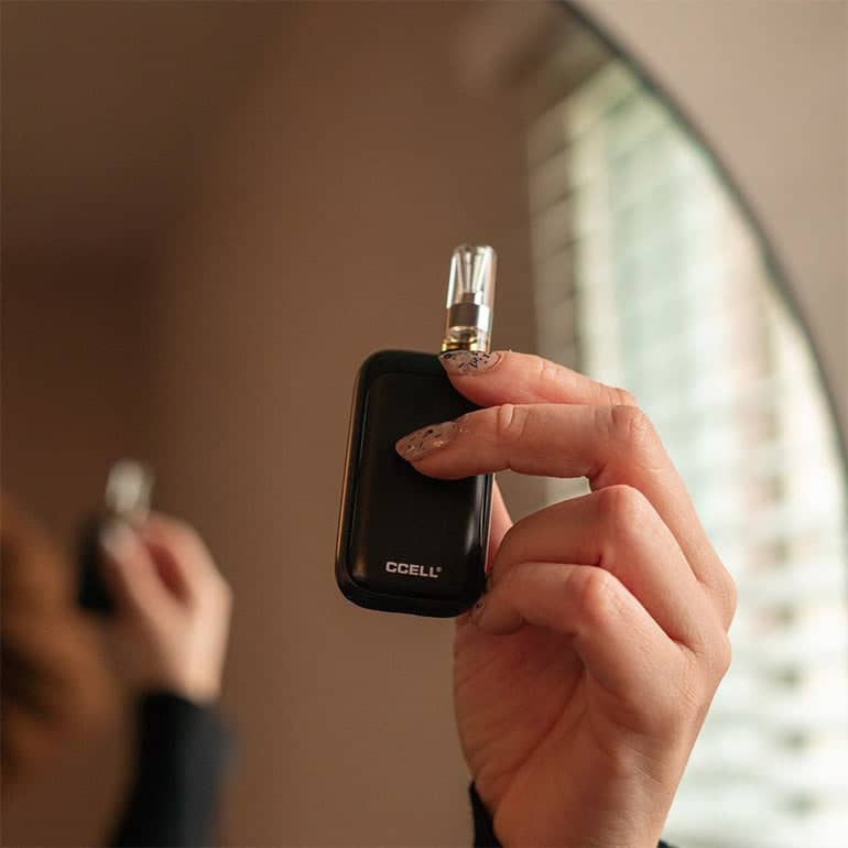 CCELL Rizo Batterigröße in der Hand